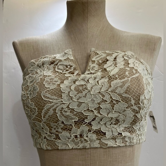 NWT🏷️ CHARLOTTE RUSSE ⭐️ Lacey floral tub top 💐 SIZE S - Picture 1 of 7